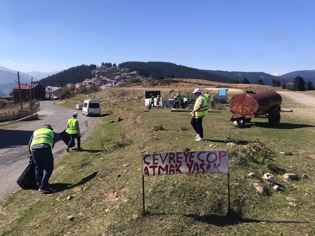 Yaylacıların bıraktığı çöpler temizleniyor
