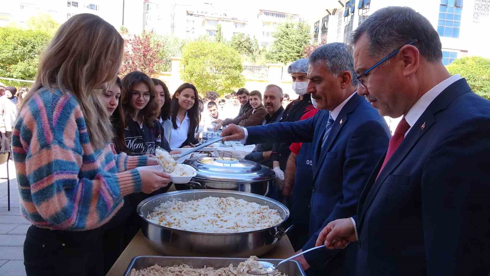 Yozgat Valisi Özkan’dan öğrencilere pilav ikramı
