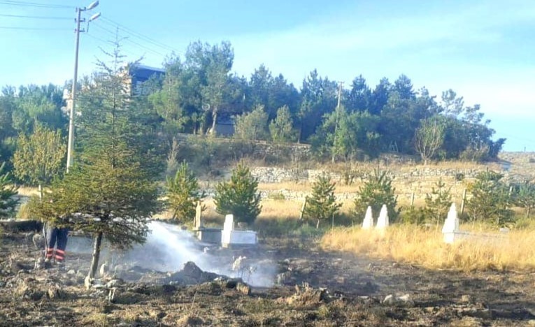 Çankırı’da arazide çıkan yangın mezarlığa sıçradı
