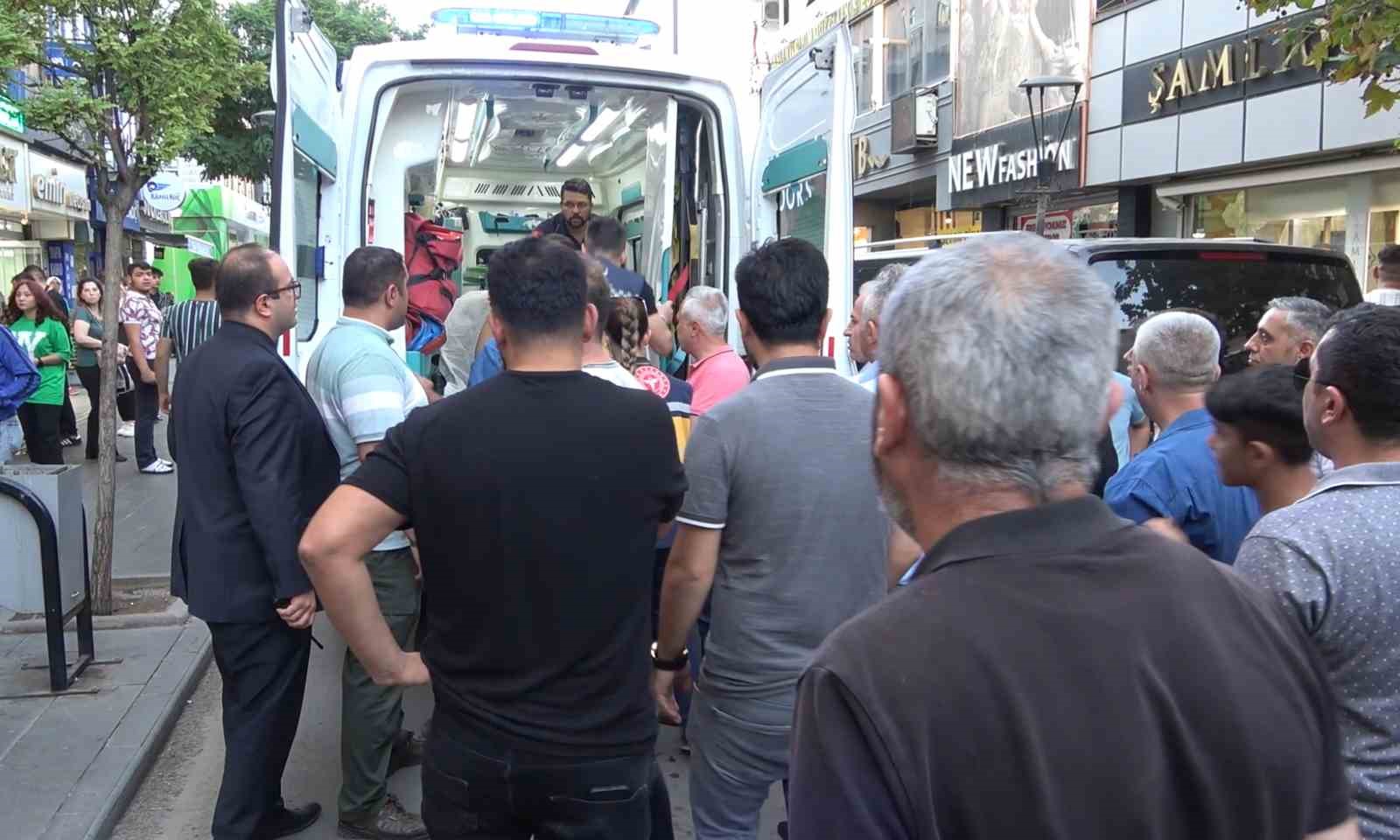 Kiremitleri yola fırlattı, &ccedil;atının kıyısında oturup sigara i&ccedil;ti: Vatandaşlar film gibi izledi
