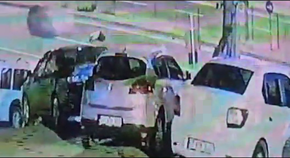(&Ouml;zel) Dehşet anları kamerada, &ouml;nce motosikletin ardından otomobilin altında kaldı
