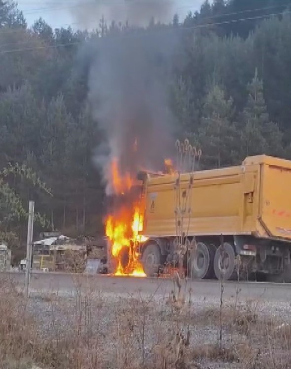 Kastamonu’da hafriyat kamyonu alev alev yandı