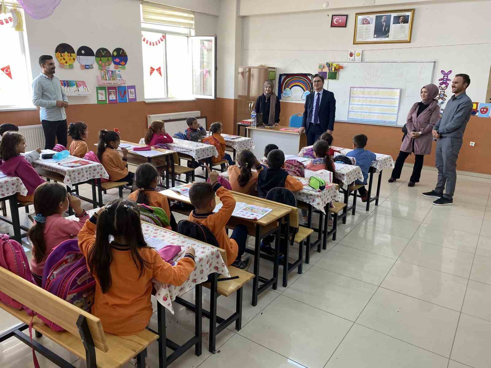 Taşlı&ccedil;ay Kaymakamı Arıkan, il&ccedil;e merkezindeki okulları ziyaret etti
