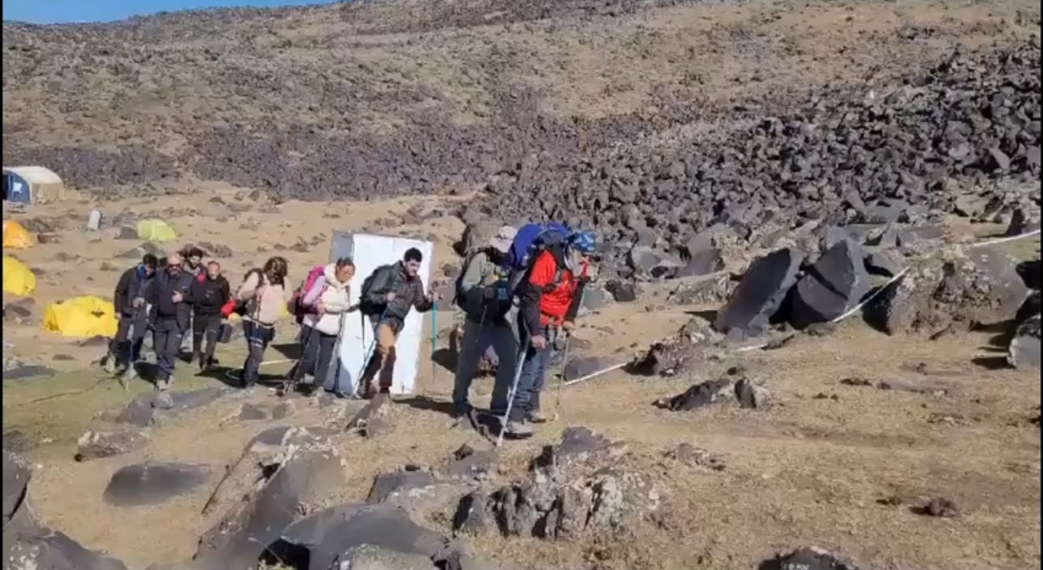 Koltuk değneğiyle zirve tırmanışı yaptı
