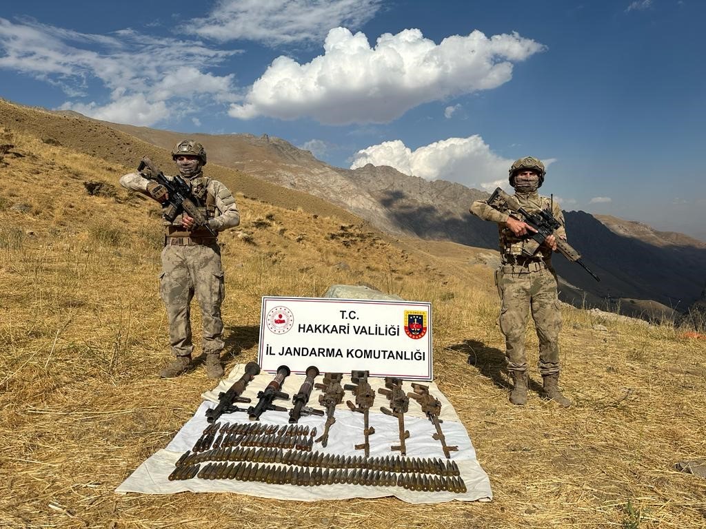 Şemdinli kırsalında 2 sığınakta silah ve m&uuml;himmat ele ge&ccedil;irildi
