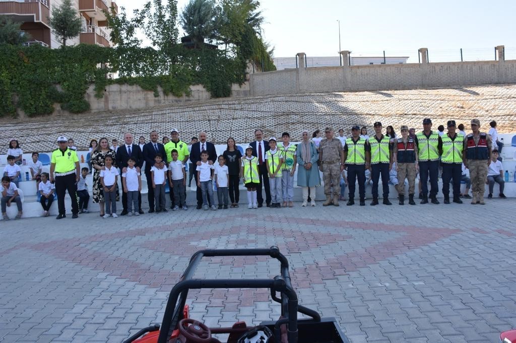 Siirt’te çocuklar trafik andı okudu