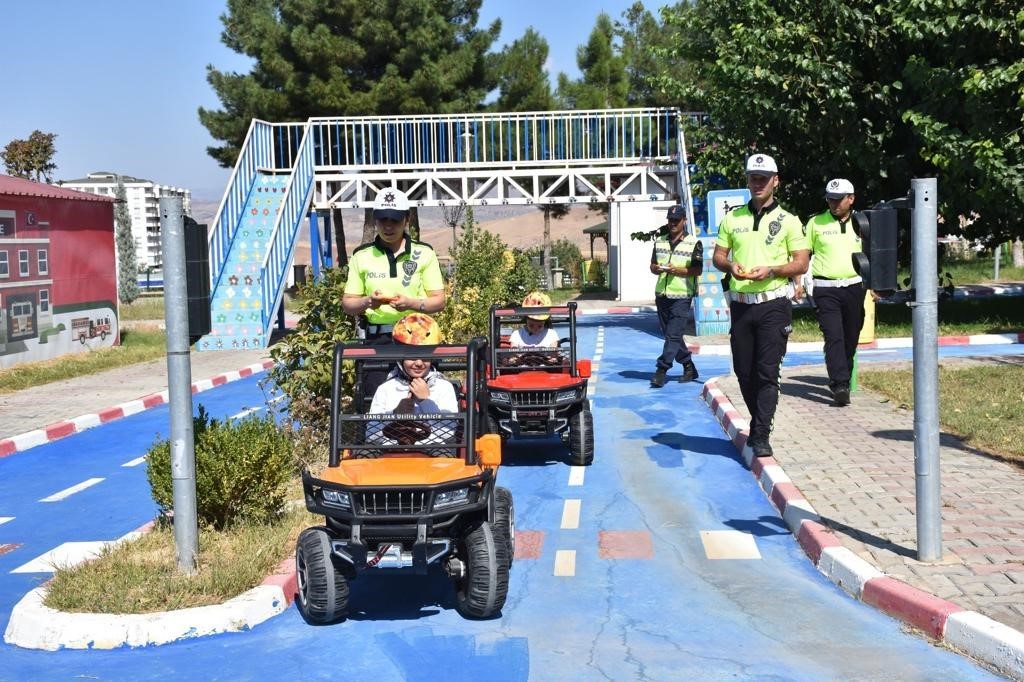 Siirt&rsquo;te &ccedil;ocuklar trafik andı okudu
