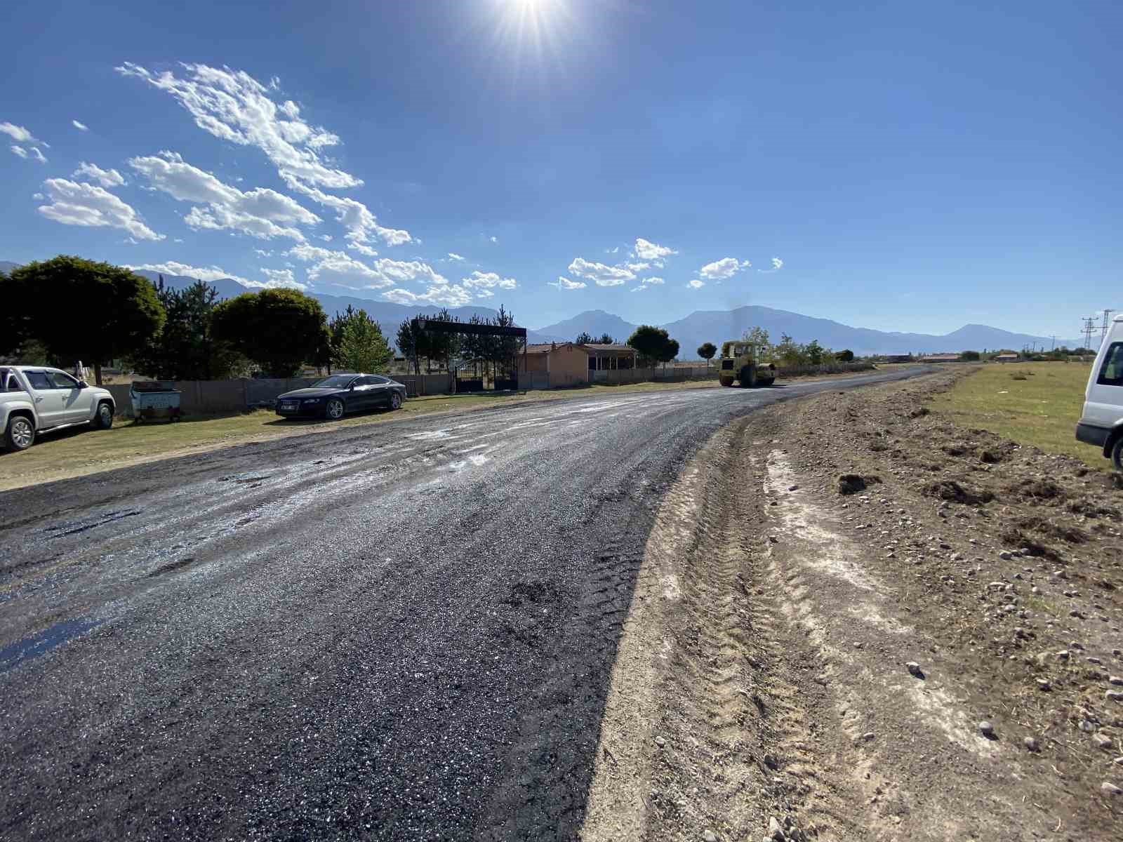 Teröre verilen ilk şehit askerin kabrine giden yol asfalta kavuştu