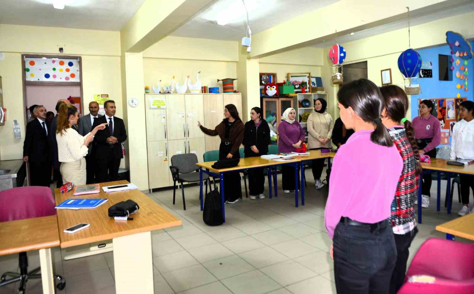 Vali &Ccedil;i&ccedil;ek, &uuml;retim yapan meslek lisesini ziyaret etti
