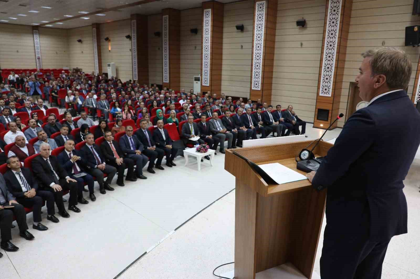 Eğitim camiası y&ouml;neticileri ile toplantı yapıldı
