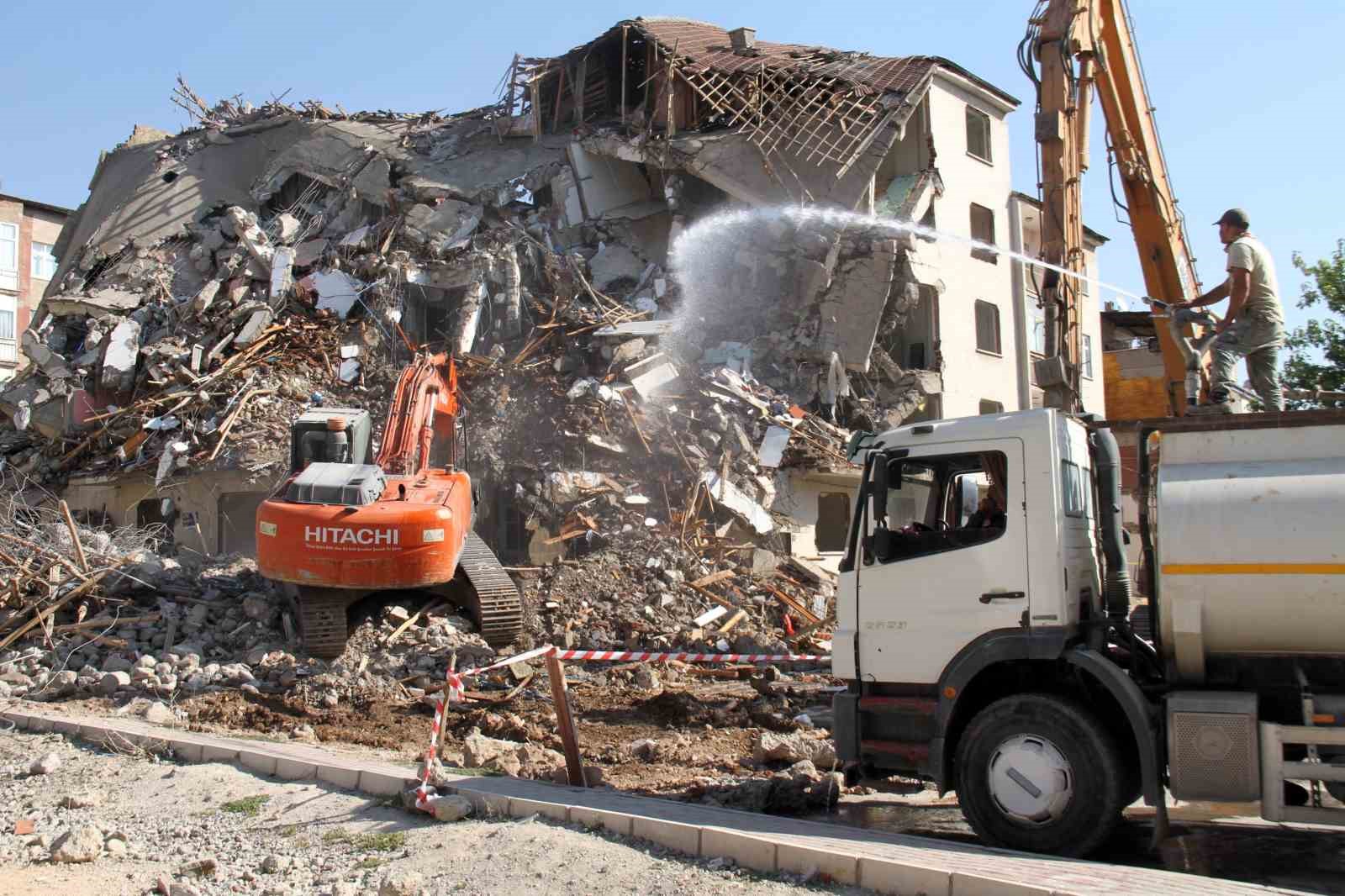 Elazığ&rsquo;da ağır hasarlı binaların yıkımı devam ediyor
