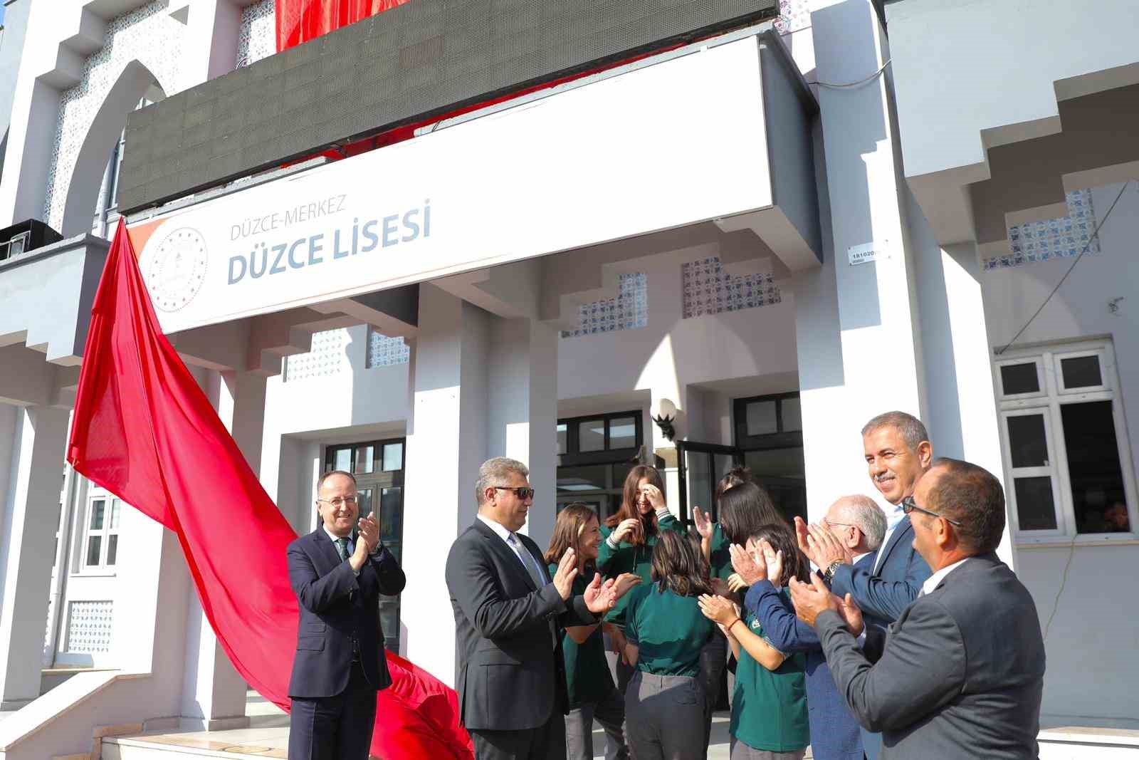 15 Temmuz Lisesi’nin ismi Düzce Lisesi oldu, valilik tepkilere açıklama yaptı