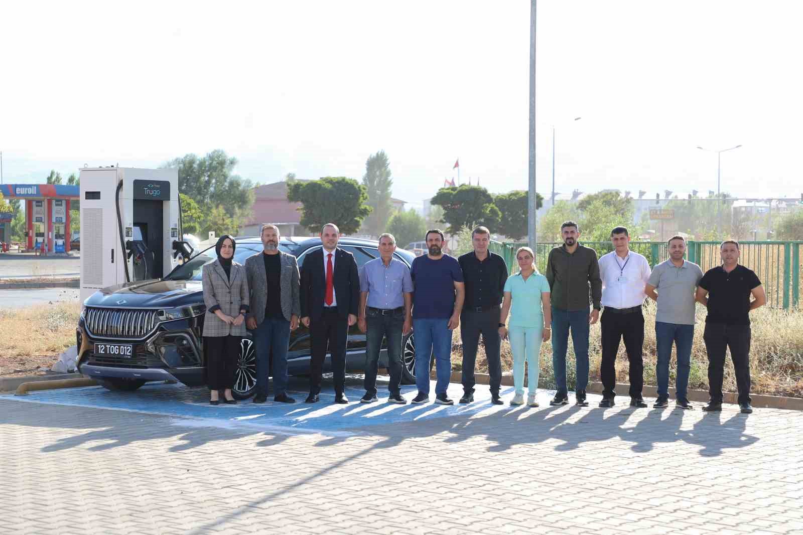 BİNTSO Başkanı &Ccedil;intay, Togg T10X ara&ccedil; ve Trugo şarj cihazını Bing&ouml;l&rsquo;e kazandırdı
