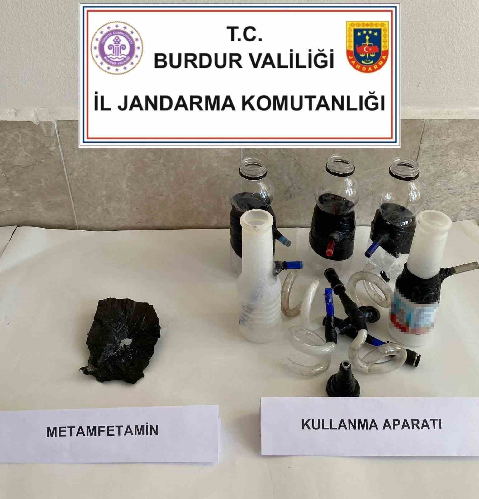 Burdur&rsquo;da jandarmanın uyuşturucu operasyonlarında 3 şahıs tutuklandı
