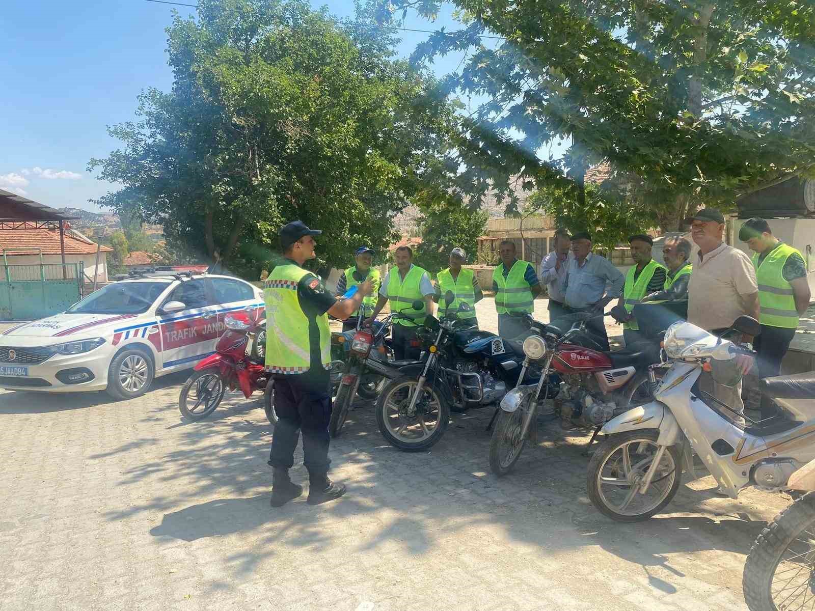 Jandarmanın trafik denetimlerinde 366 araca ceza uygulandı, 89 ara&ccedil; trafikten men edildi
