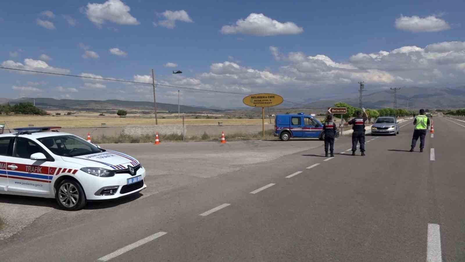 Aksaray&rsquo;da jandarma ekipleri trafiği helikopterle denetliyor
