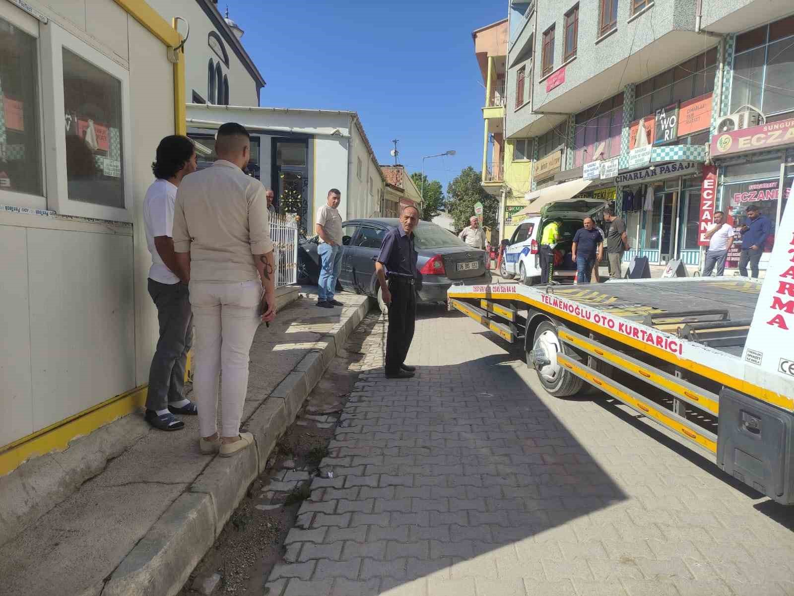 Kontrolden &ccedil;ıkan otomobil cami avlusuna daldı
