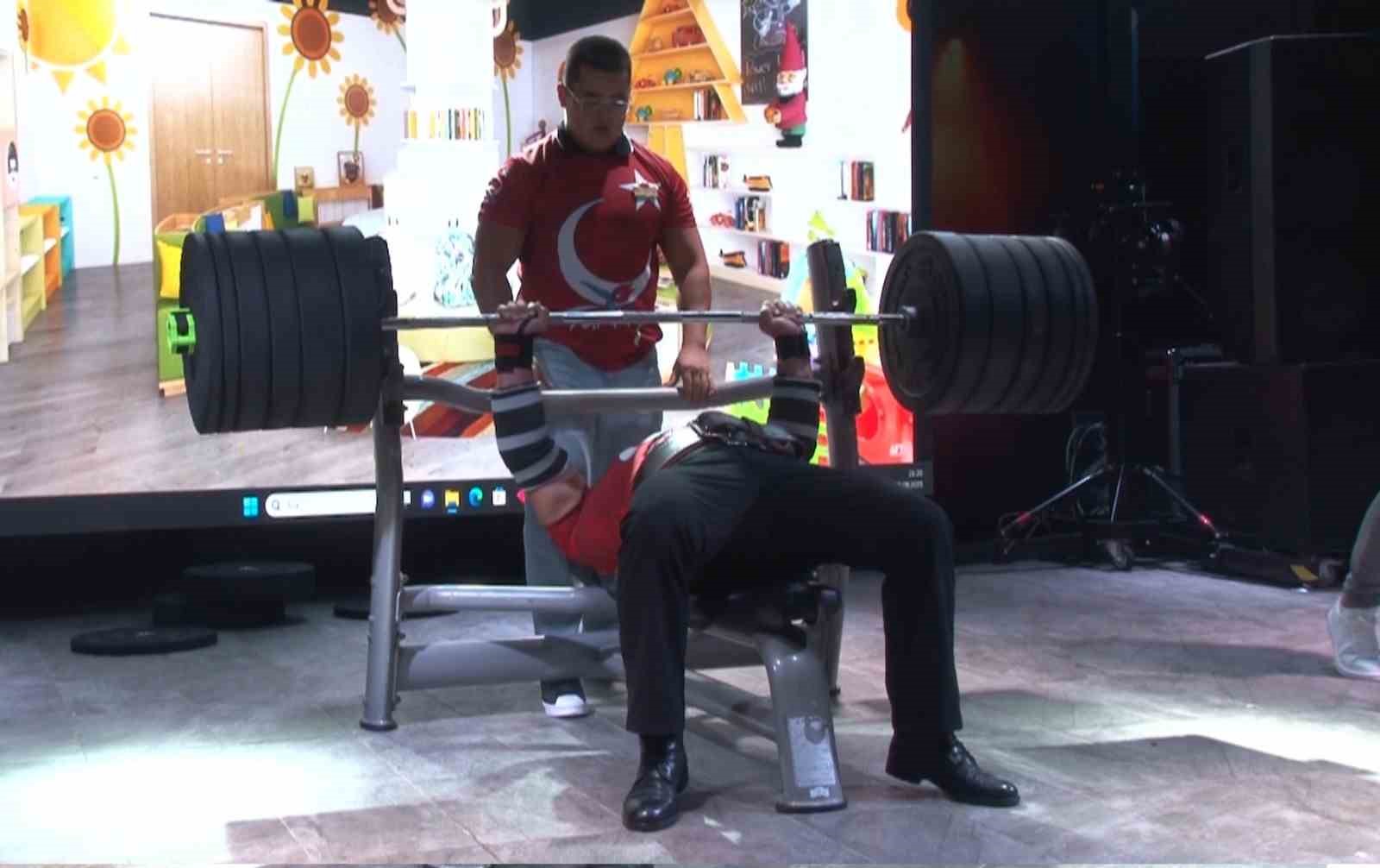 80 yaşındaki İngiliz eski asker 150 kilo kaldırarak şov yaptı
