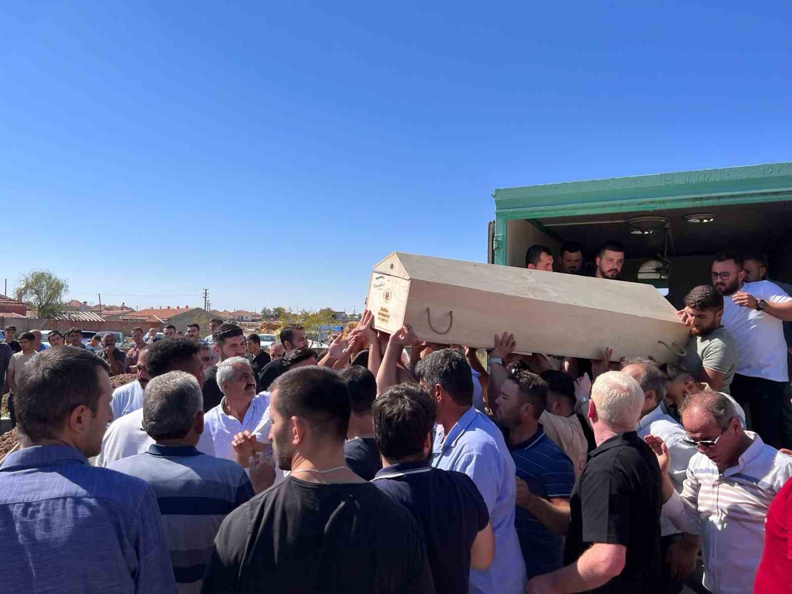 D&uuml;ğ&uuml;nlerine 7 g&uuml;n kala nişanlısıyla kazada &ouml;len gence acı veda

