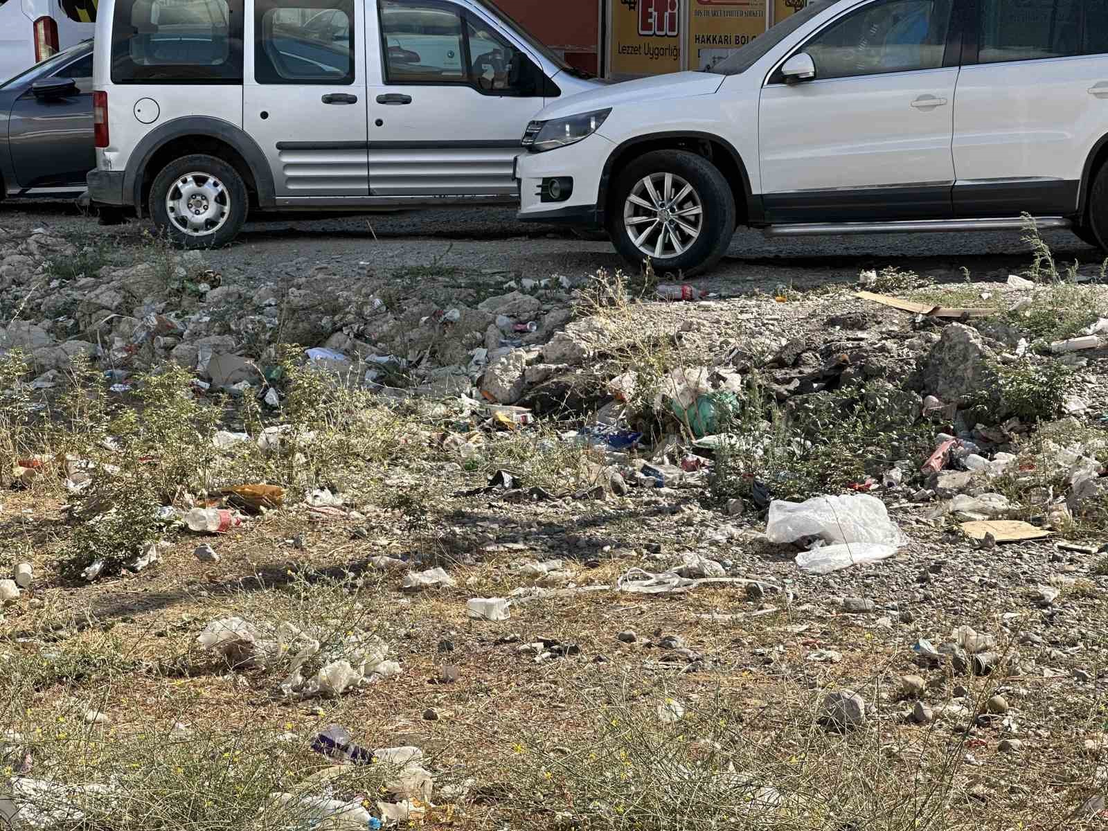 Yüksekova’nın İpekyolu Caddesi çöplerden geçilmiyor