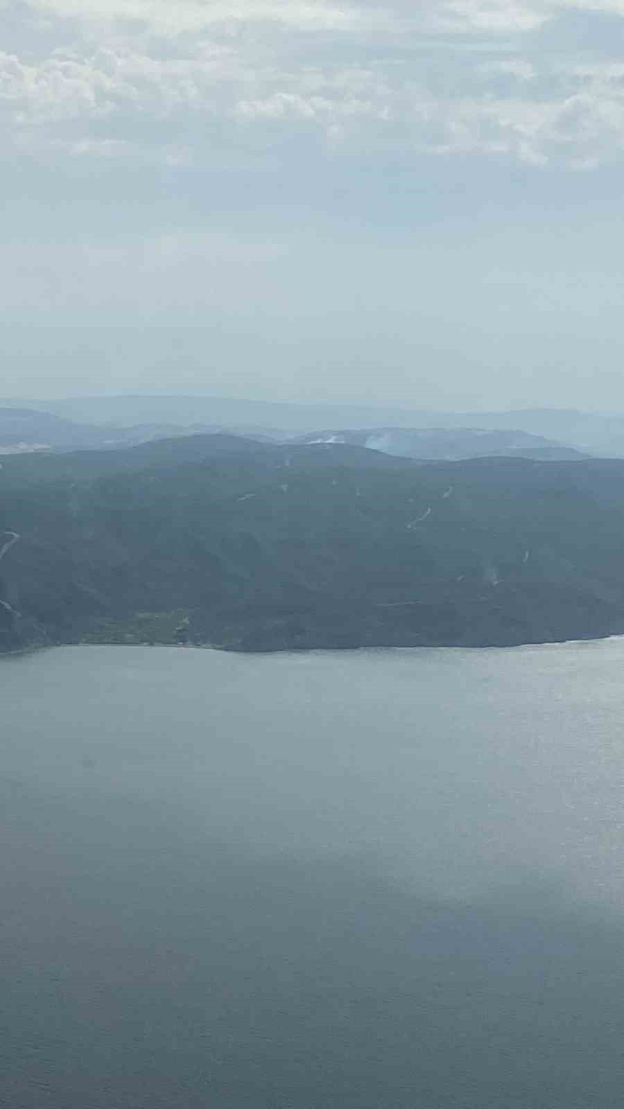 Gelibolu’da yıldırım düşmesi sonucu çıkan orman yangınına havadan ve karadan müdahale ediliyor