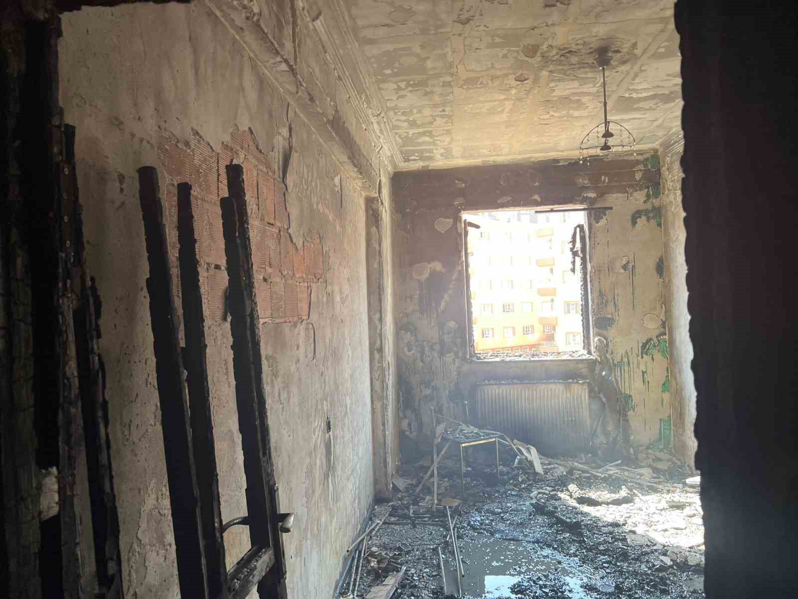 Mardin&rsquo;de &ccedil;ıkan yangında daire kullanılamaz hale geldi
