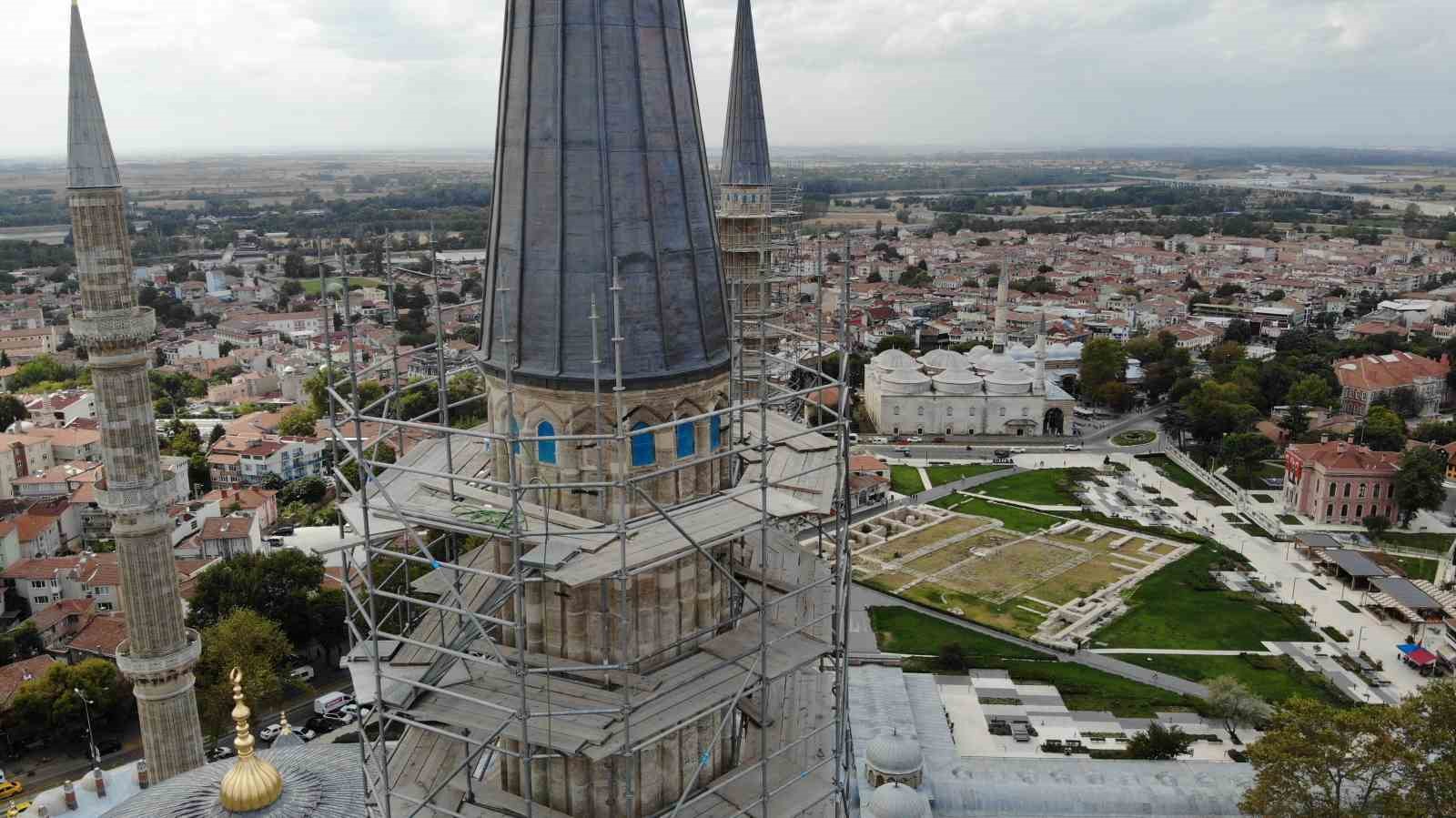 Selimiye’nin minarelerindeki çiniler monte ediliyor