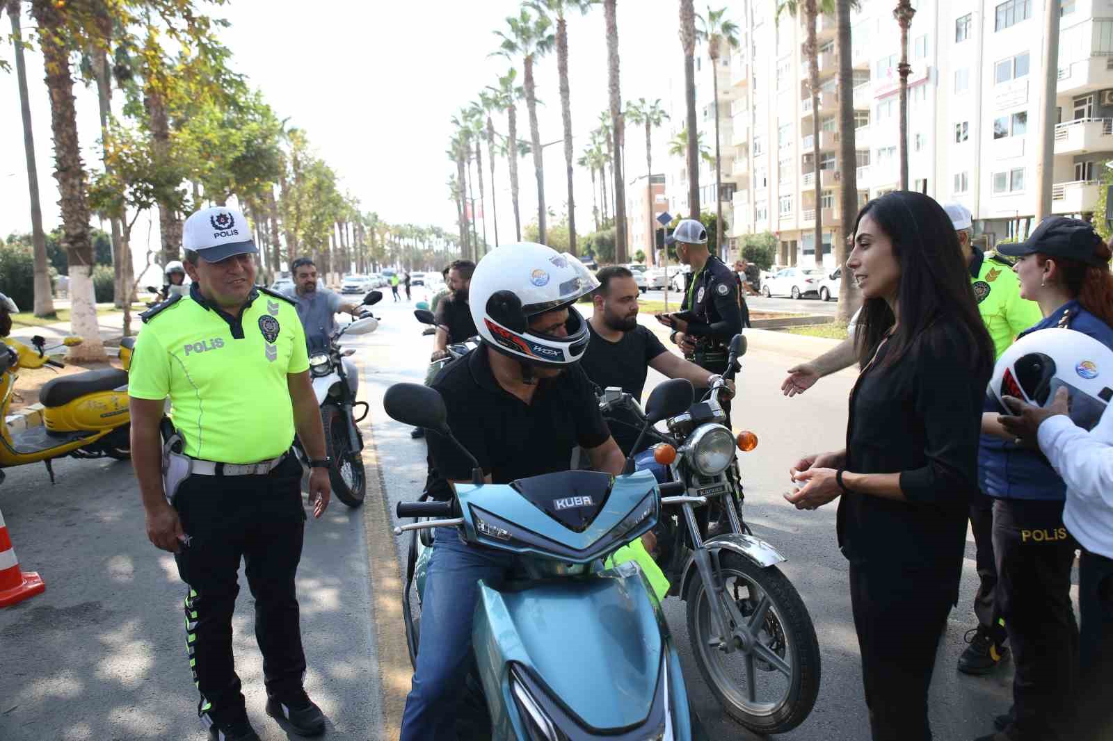 Mersin’de motosiklet sürücülerine kask dağıtıldı
