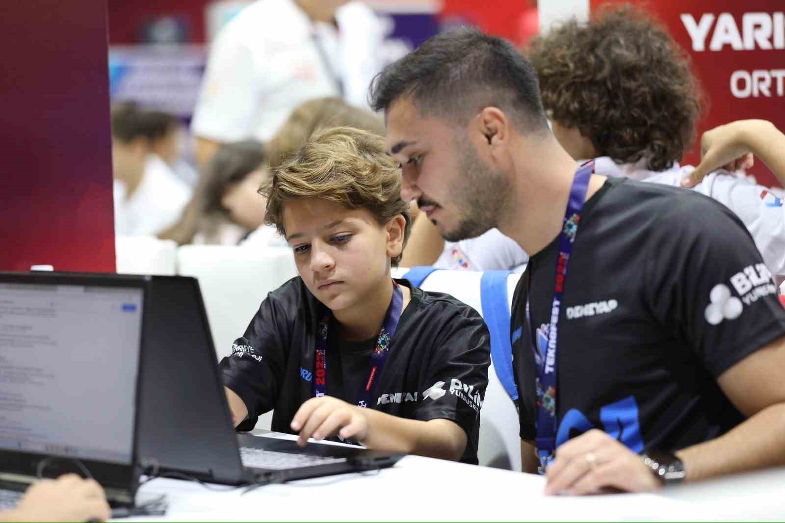 Yunusemre yarının b&uuml;y&uuml;klerini TEKNOFEST&rsquo;e taşıyor
