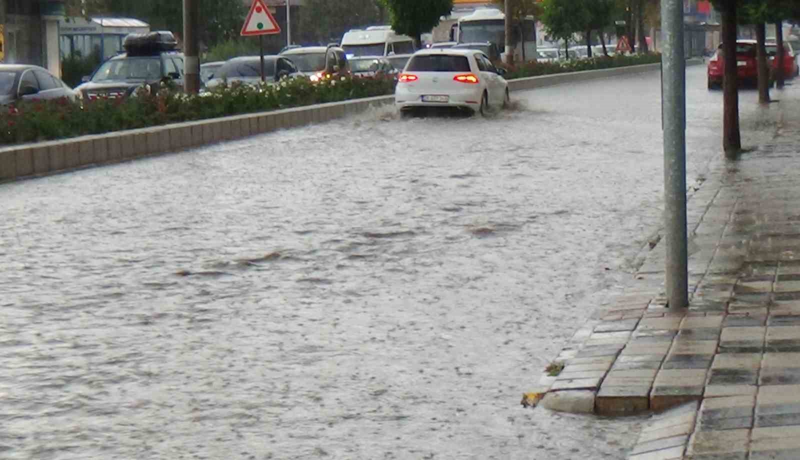 Bozüyük’te gök gürültülü sağanak yağış hayatı olumsuz etkiledi
