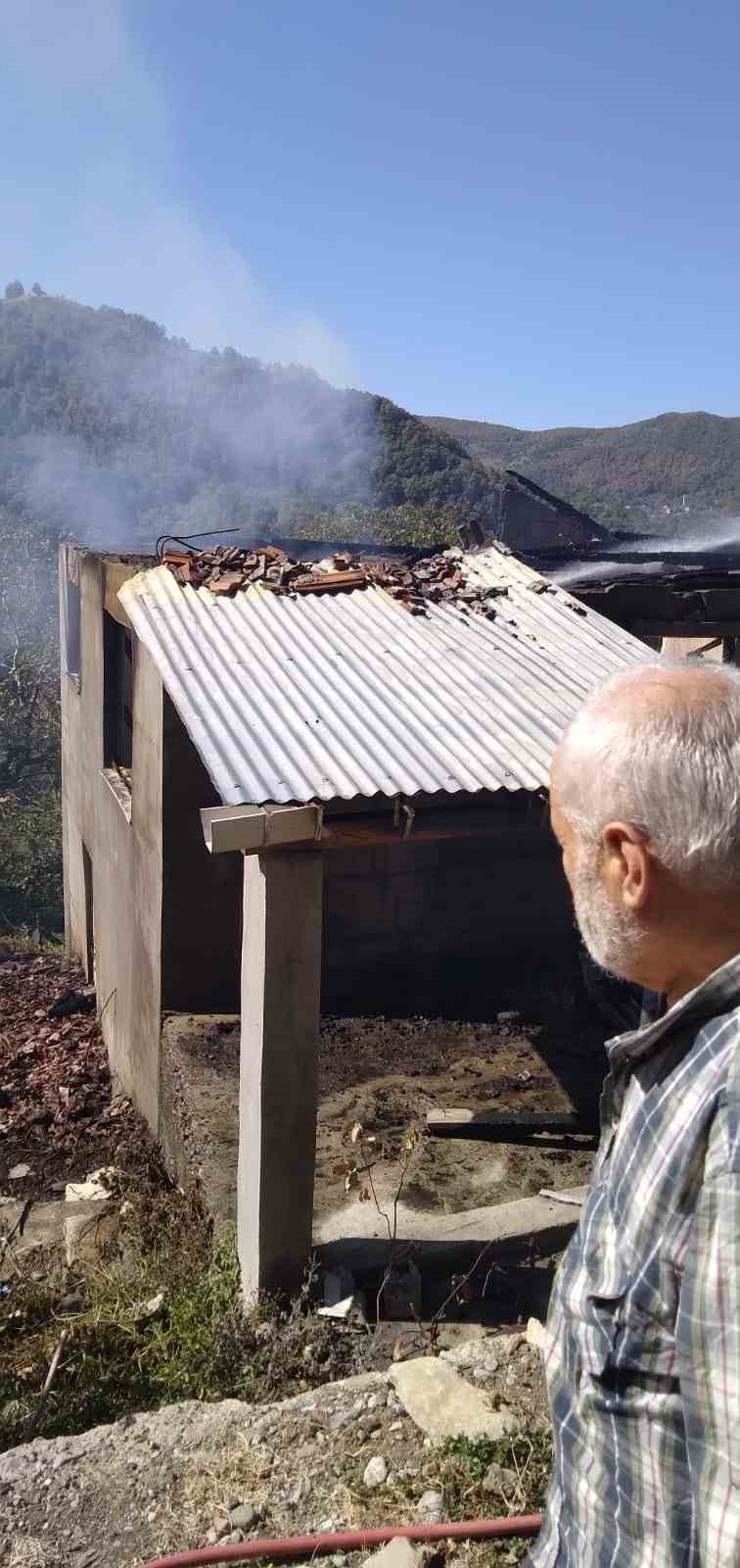 Alevlere teslim olan ev kullanılmaz hake geldi