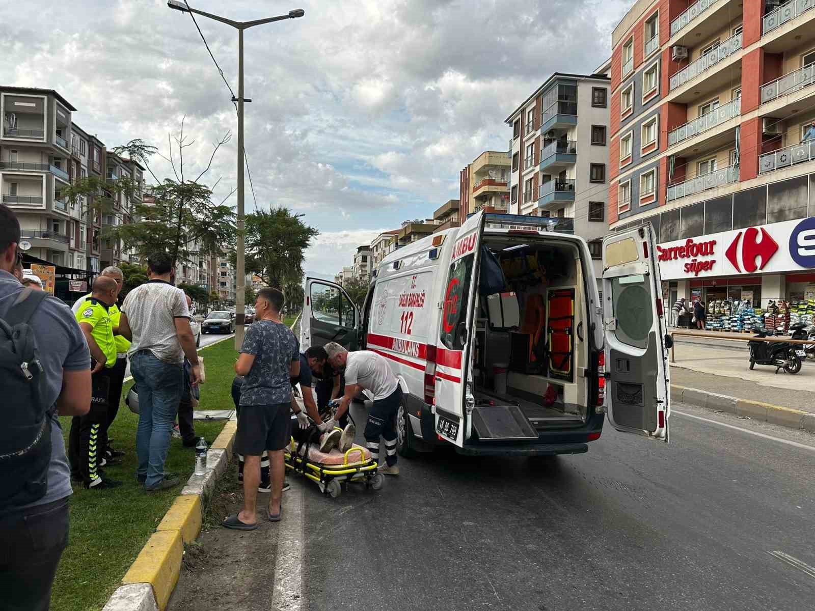 Milas’ta motosiklet sürücüsünü kaskı kurtardı