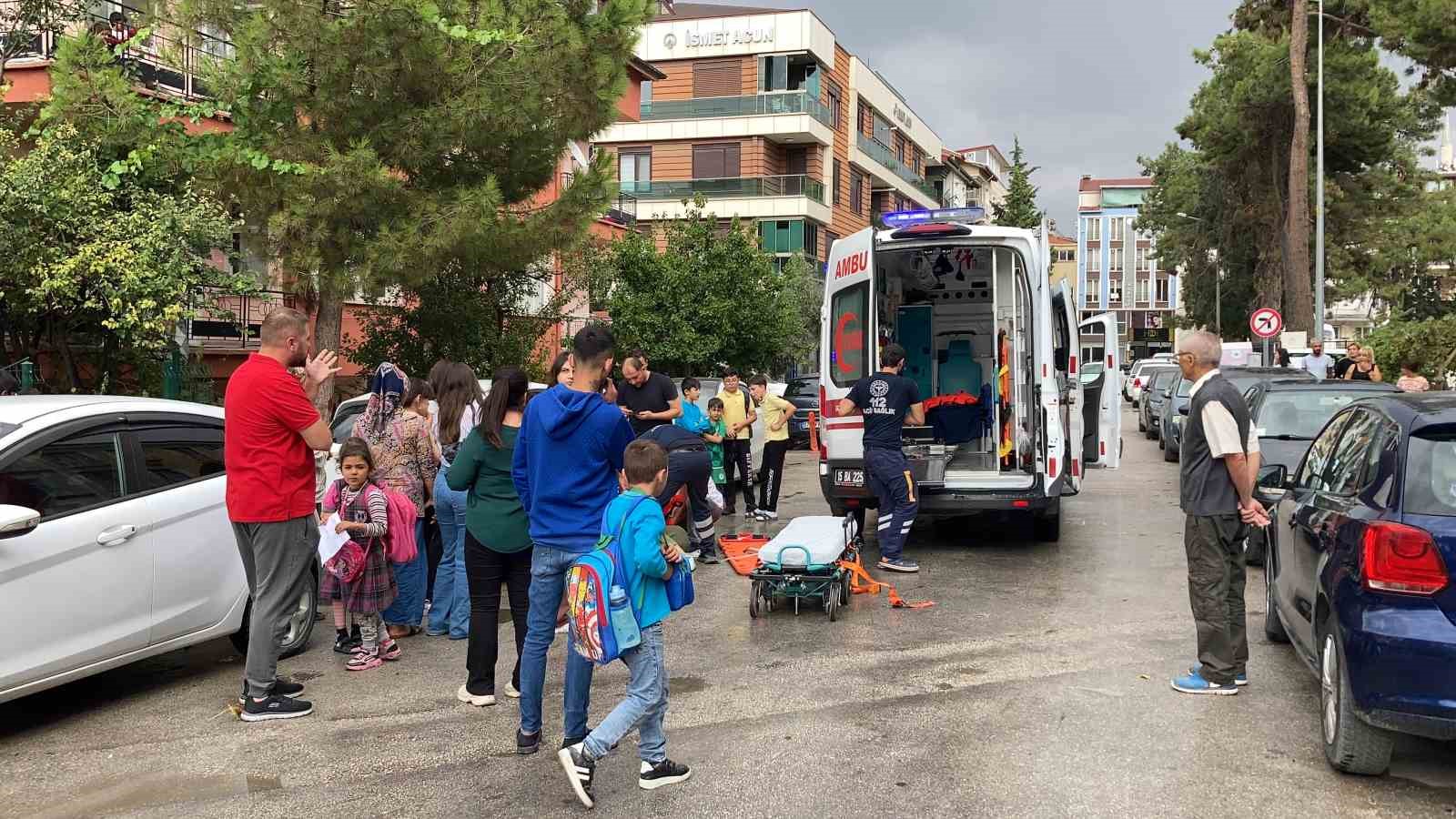 Burdur&rsquo;da yolun karşısına ge&ccedil;mek isteyen yayaya otomobil &ccedil;arptı
