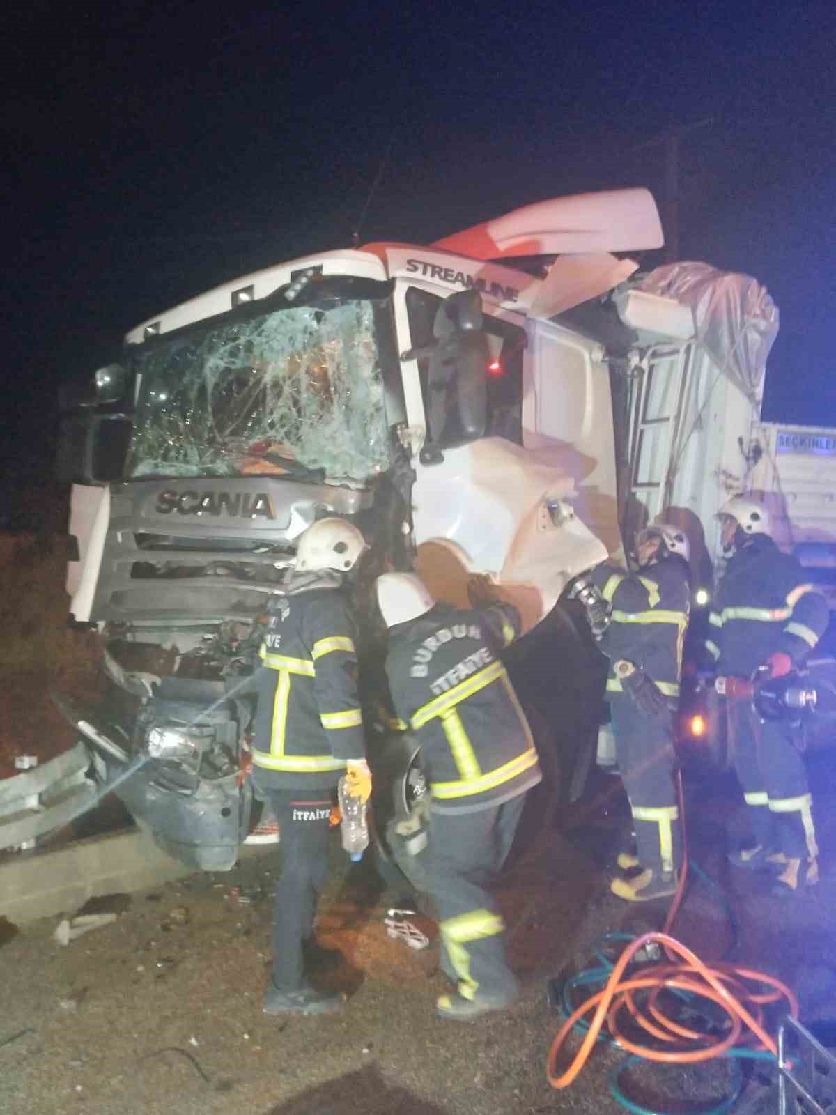 Kırmızı ışıkta duran tıra arkadan &ccedil;arptı: Ara&ccedil;ta sıkışan s&uuml;r&uuml;c&uuml;y&uuml; itfaiye kurtardı 
