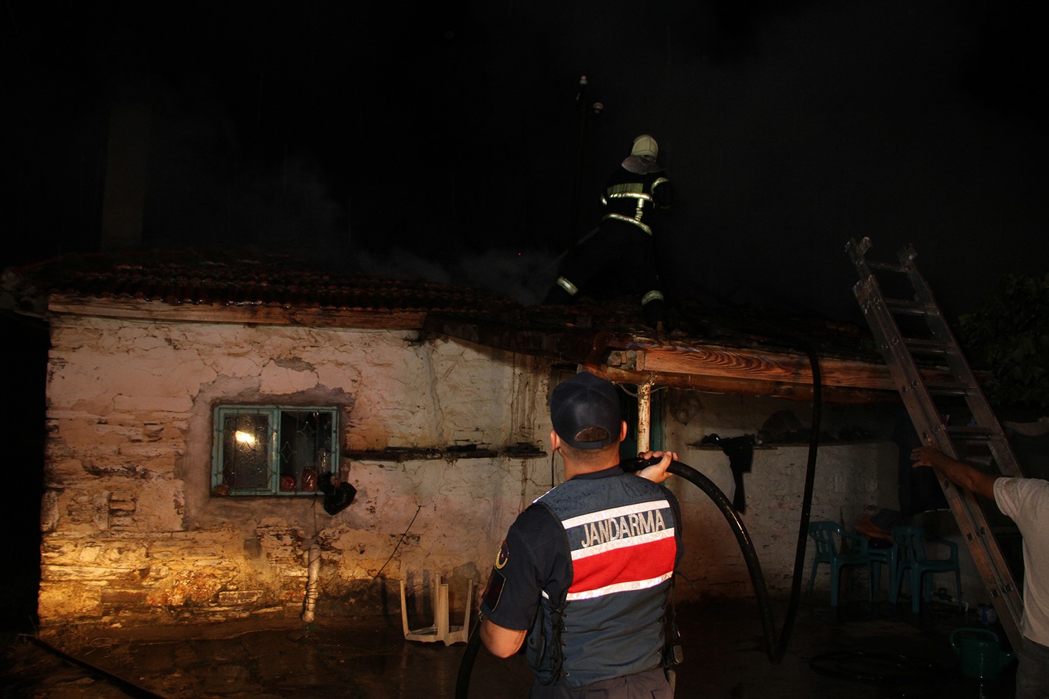 Manisa’da yıldırım düşen ev alev alev yandı