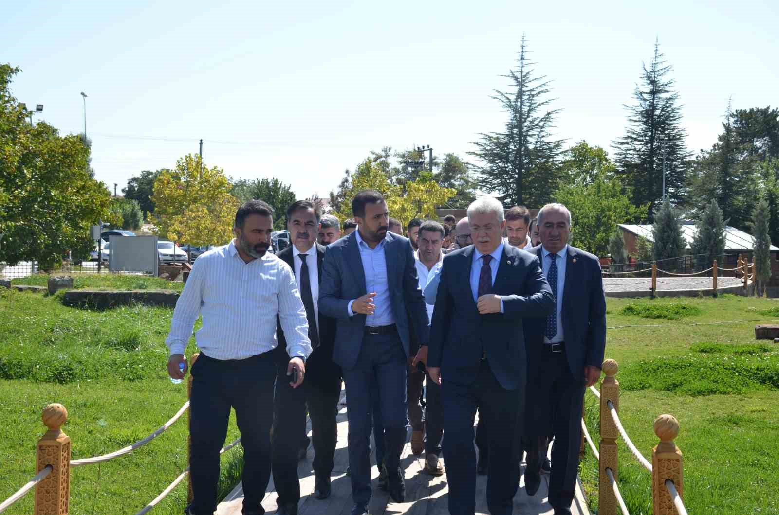 AK Parti Grup Başkanvekili Akbaşoğlu&rsquo;nun Ahlat ziyareti
