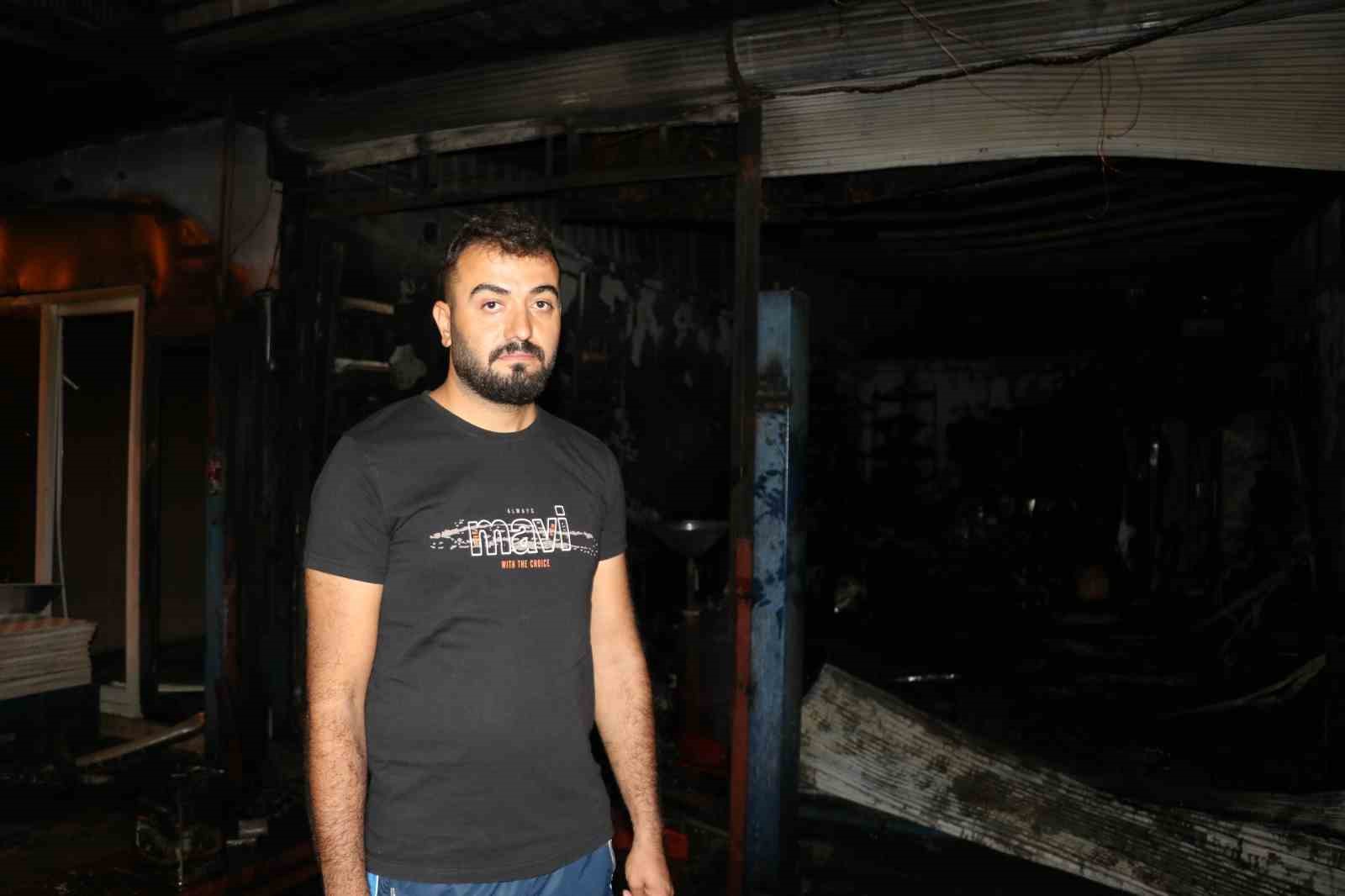 İki hafta &ouml;nce a&ccedil;ılan madeni yağ d&uuml;kkanı alev alev yandı
