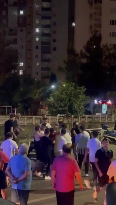 Adana’da otomobil sinyalizasyon direğine çarpıp kaldırıma çıktı: 4 yaralı