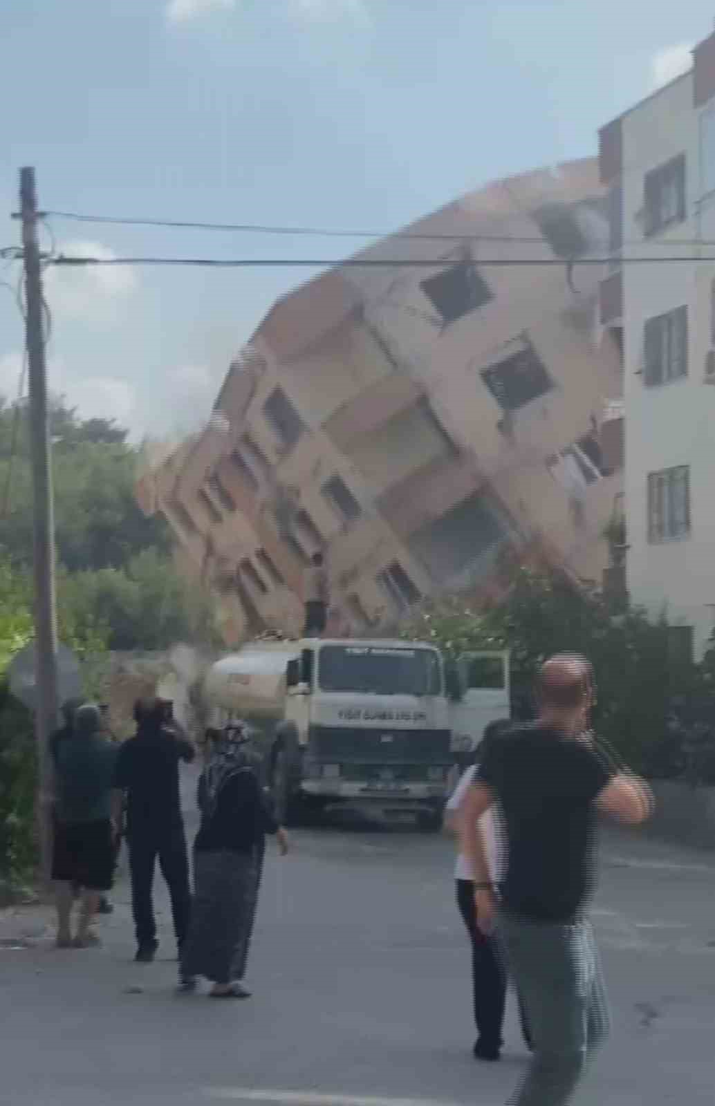 Meraklı vatandaşların bina çöktüğü esnada yaşadıkları panik kamerada