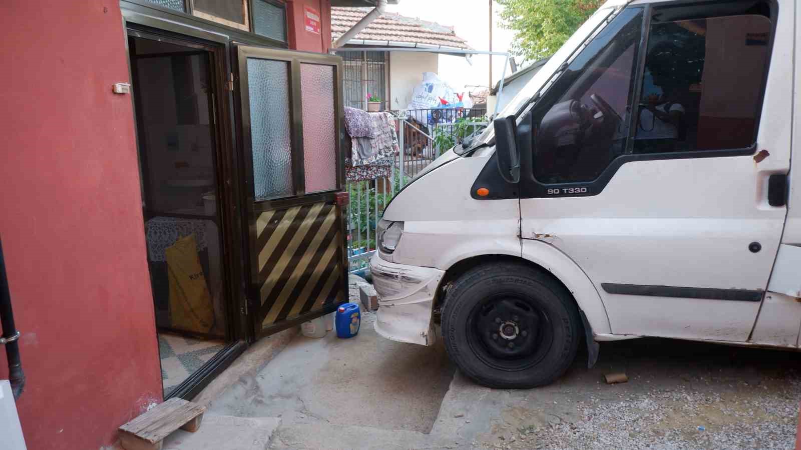 Evin duvarına &ccedil;arparak durabilen minib&uuml;sten 19 g&ouml;&ccedil;men &ccedil;ıktı
