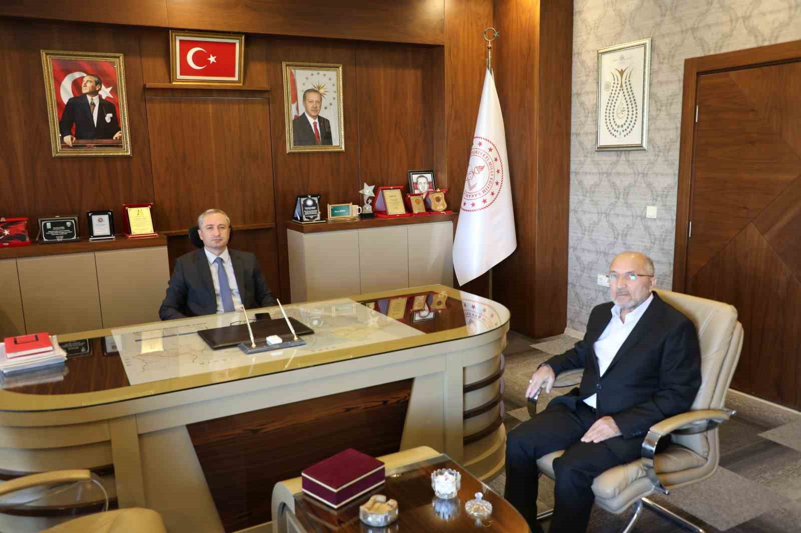 37 yıllık &ouml;ğretmenlik hayatına veda eden Orhan Aydın&rsquo;a plaket verildi
