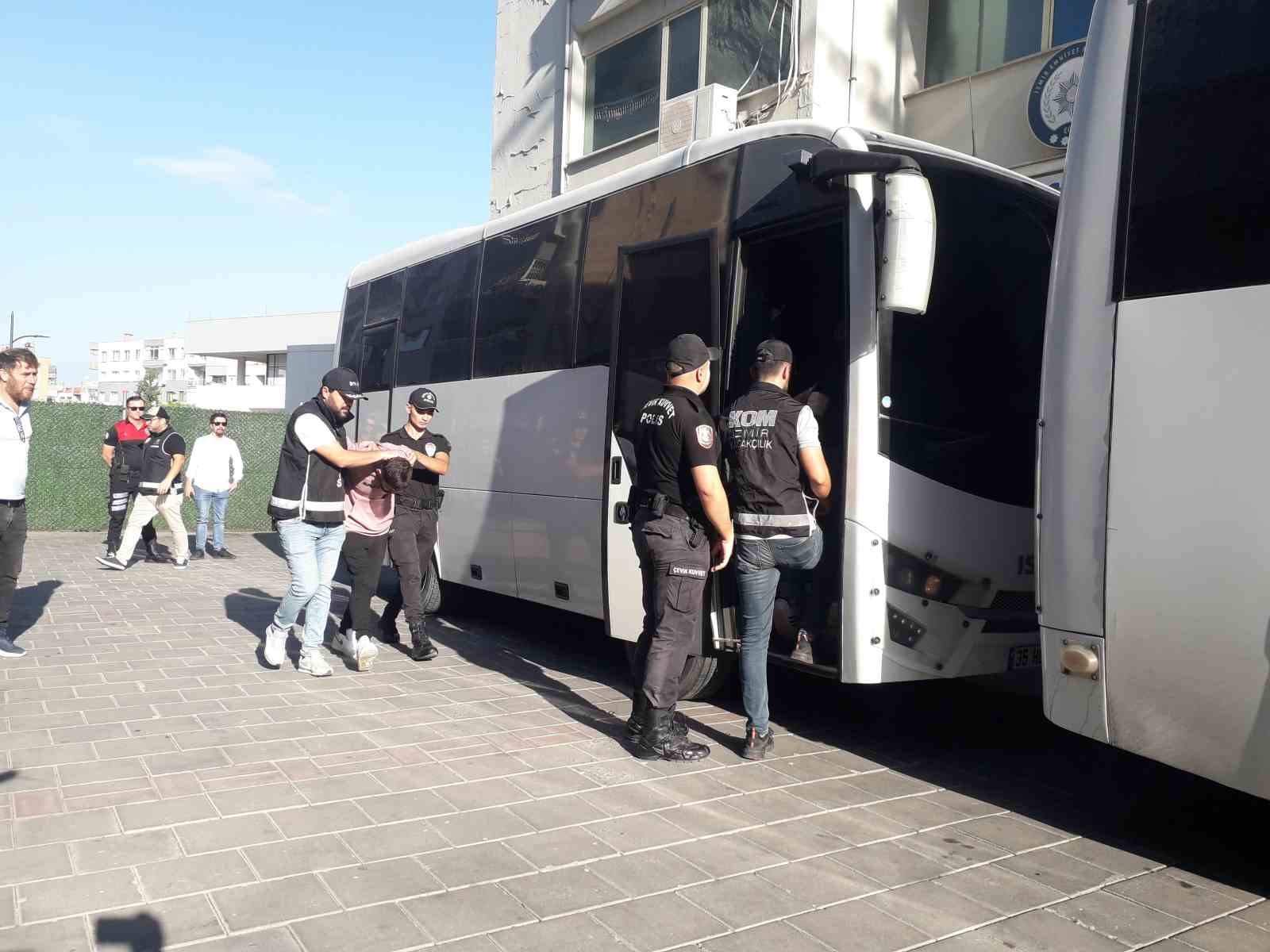 İzmir’de adliye önündeki çatışmayla ilgili 20 şüpheli adliyede