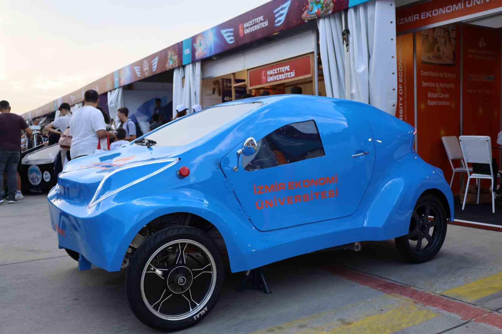 İEÜ’lü öğrencilerin geliştirdiği elektrikli otomobil TEKNOFEST’te tanıtıldı