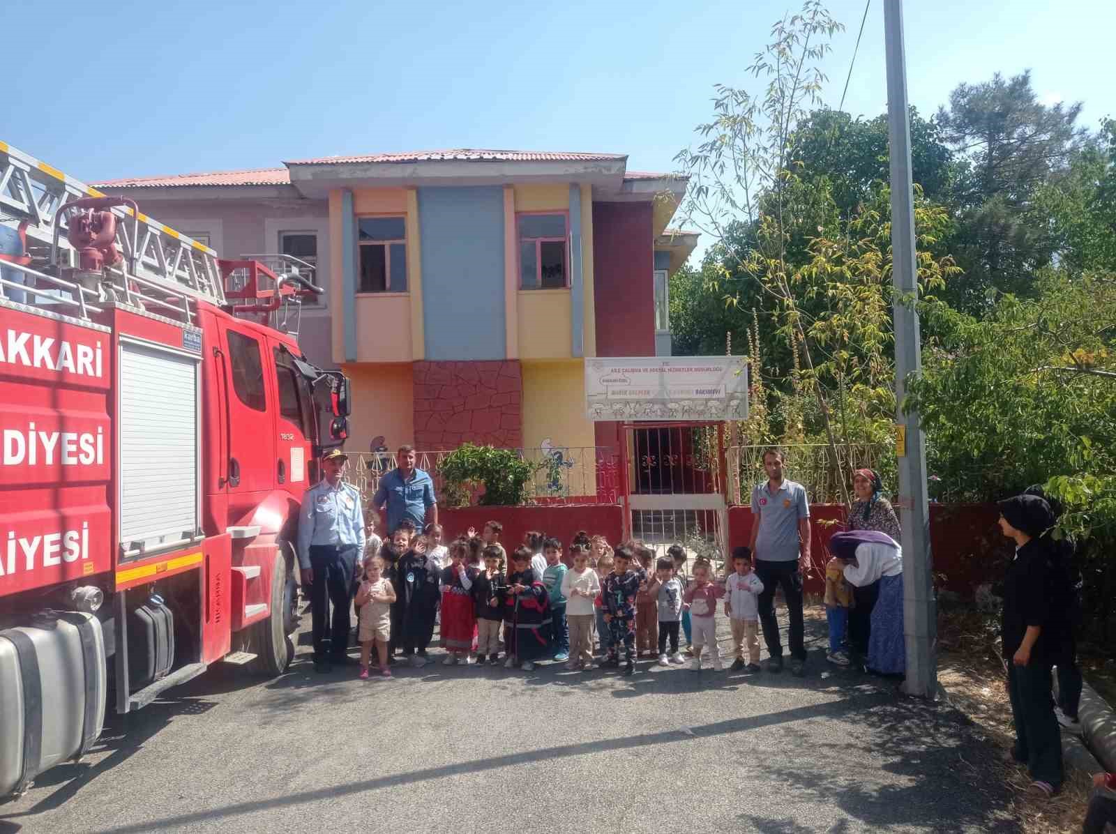 Hakkari’de minik öğrenciler itfaiye hakkında bilgilendirildi