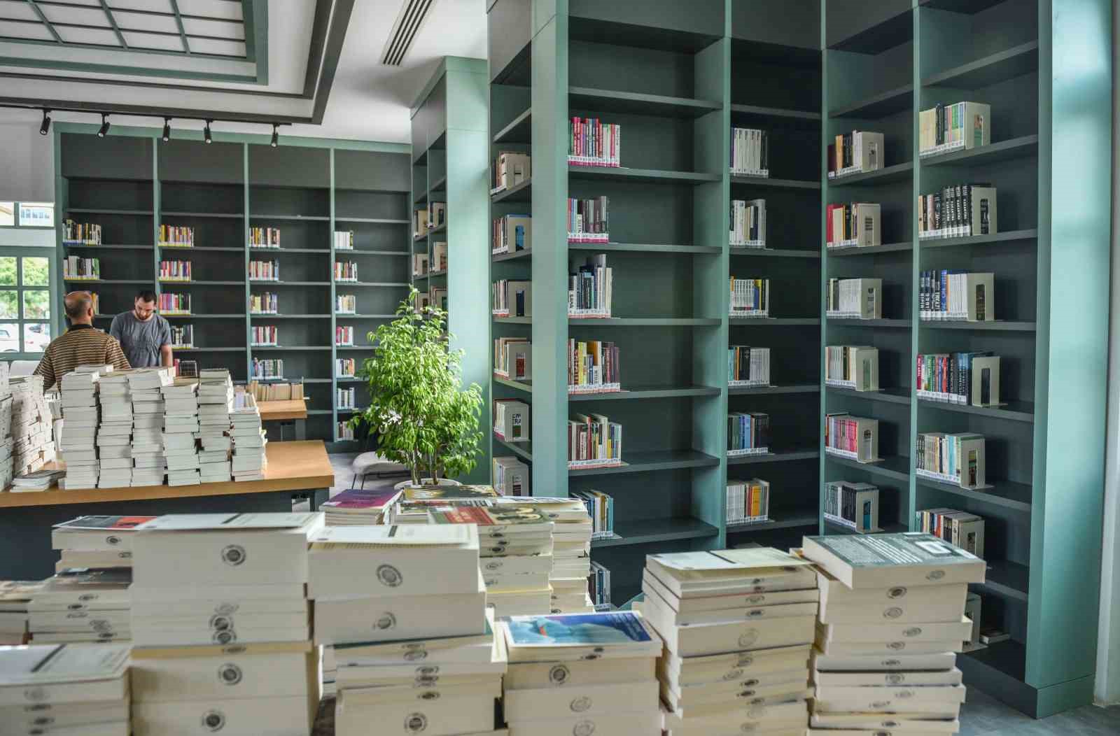 Cahit Zarifoğlu K&uuml;t&uuml;phanesi kapılarını a&ccedil;ıyor
