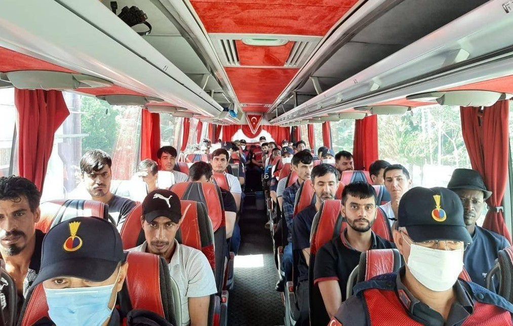 Burdur’da jandarma tarafından 156 düzensiz göçmene işlem yapıldı, 1 şahıs tutuklandı