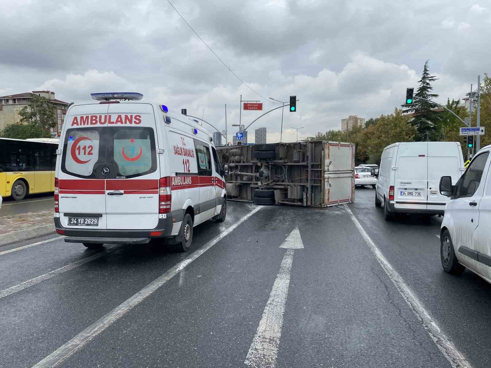 Küçükçekmece’de kayganlaşan yolda kamyon devrildi