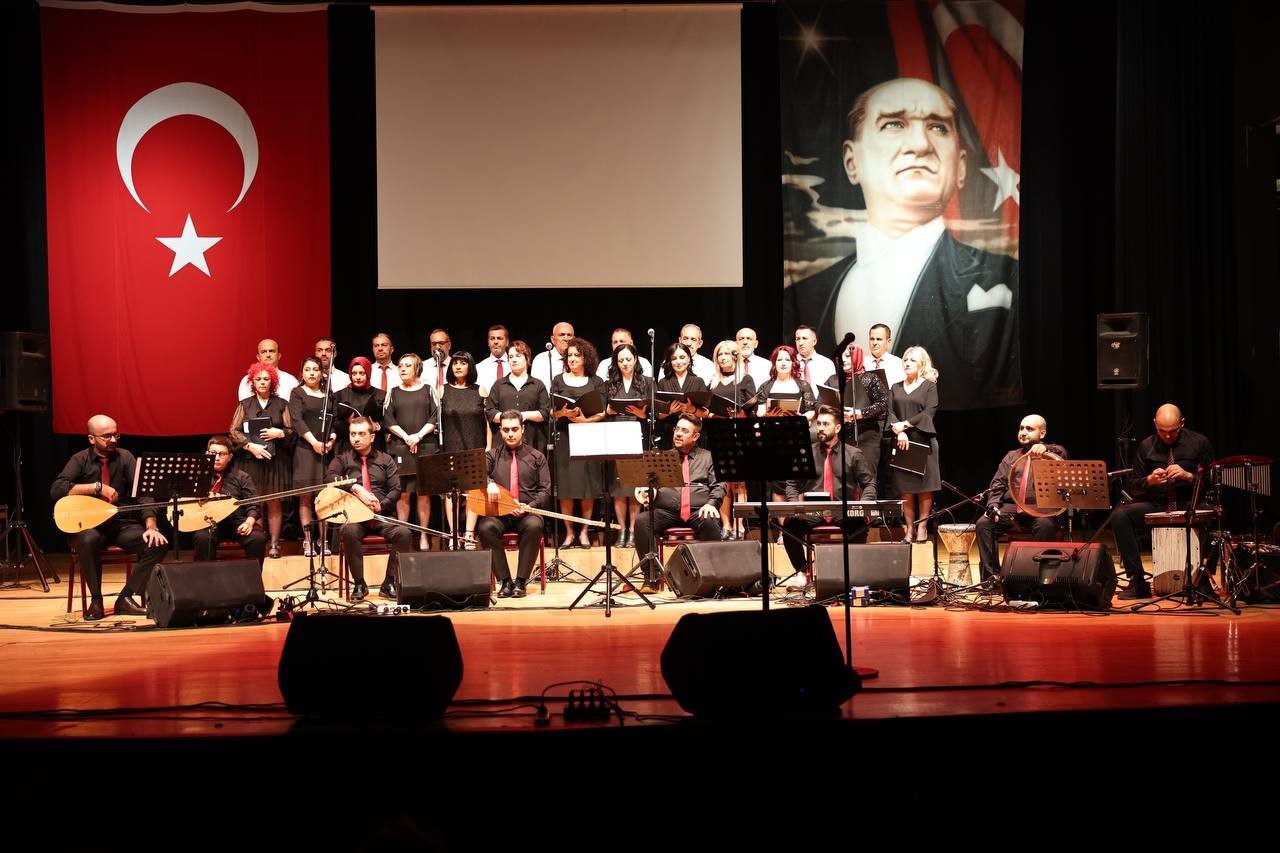 Kütahya Belediyesi Kültür ve Sanat Akademisi Türk Halk Müziği Korusu ilk konserini verdi