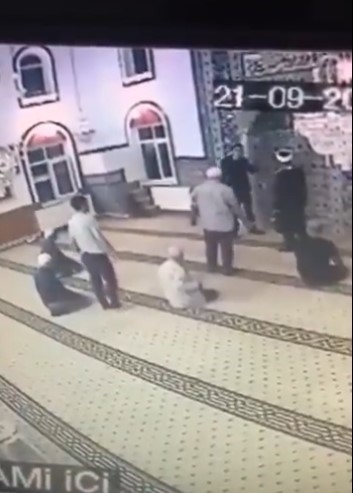 Isparta&rsquo;da camiye ayakkabı ile giren şahsın akıl sağlığının yerinde olmadığı ortaya &ccedil;ıktı
