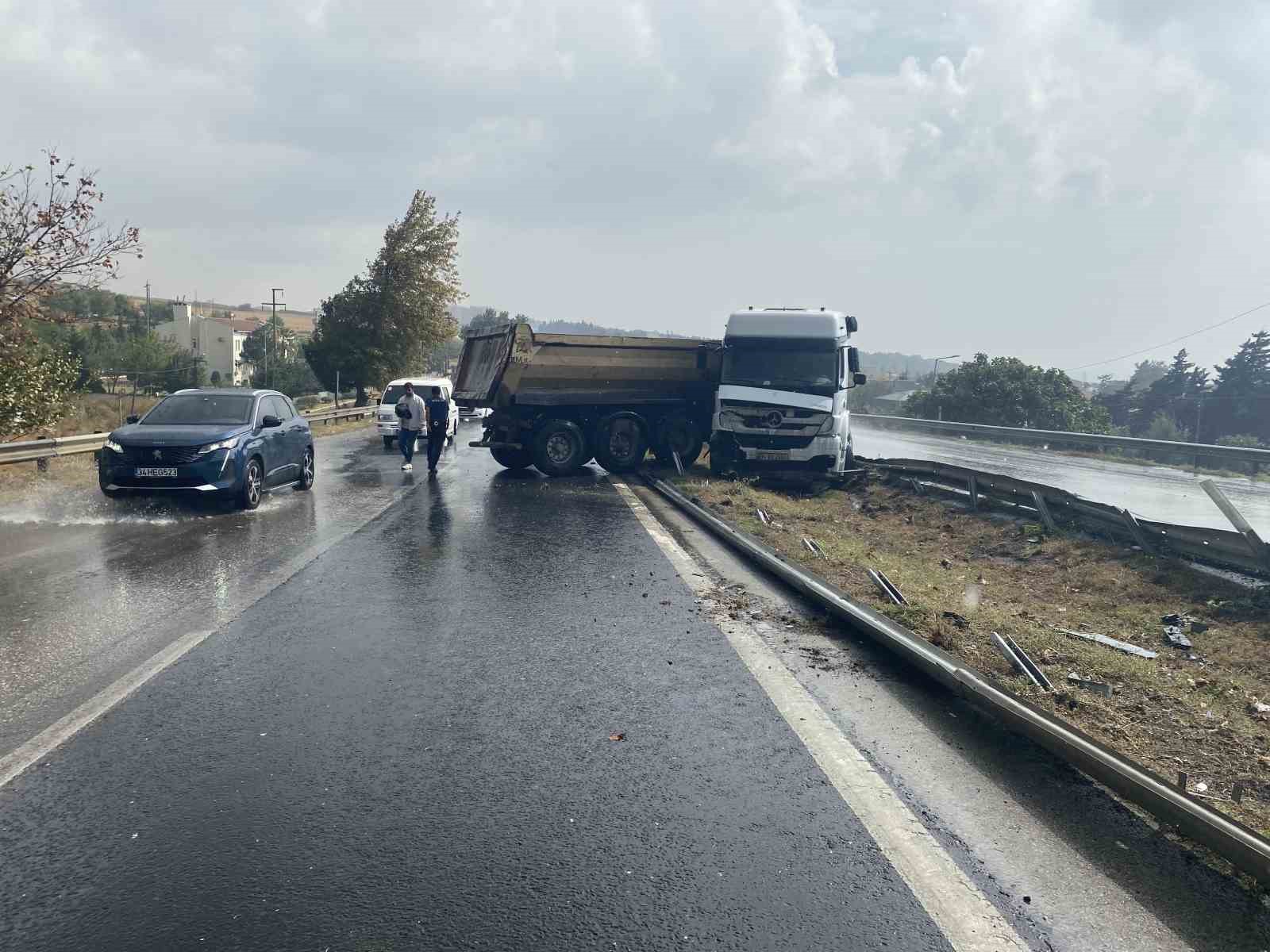 Büyükçekmece’de facianın eşiğinden dönülen kaza kamerada: Şiddetli yağış kaza getirdi